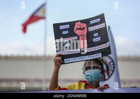 Manila, Philippinen. September 2021. Philippinische Aktivisten halten während eines protestmarsches zum Gedenken an den Jahrestag des Kriegsrechts von 1972 Schilder ab. Verschiedene Gruppen feierten den 49. Jahrestag der Erklärung des Kriegsrechts durch den verstorbenen philippinischen Diktator Ferdinand Marcos mit einem Aufschrei gegen die gegenwärtige Regierung, von der sie sagen, dass sie autoritäre Tendenzen und Menschenrechtsverletzungen habe. Stockfoto