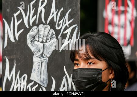 Manila, Philippinen. September 2021. Philippinische Aktivisten halten während eines protestmarsches zum Gedenken an den Jahrestag des Kriegsrechts von 1972 Schilder ab. Verschiedene Gruppen feierten den 49. Jahrestag der Erklärung des Kriegsrechts durch den verstorbenen philippinischen Diktator Ferdinand Marcos mit einem Aufschrei gegen die gegenwärtige Regierung, von der sie sagen, dass sie autoritäre Tendenzen und Menschenrechtsverletzungen habe. Stockfoto