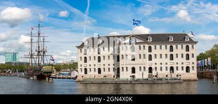 Amsterdam, Nordholland, Niederlande, 12.09.2021, Panorama des National Maritime Museum in Amsterdam mit Nachbildung der Dutch East India Company Stockfoto