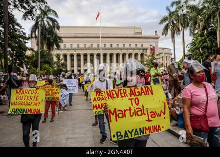 Manila, Philippinen. September 2021. Philippinische Aktivisten halten während eines protestmarsches zum Gedenken an den Jahrestag des Kriegsrechts von 1972 Schilder ab. Verschiedene Gruppen feierten den 49. Jahrestag der Erklärung des Kriegsrechts durch den verstorbenen philippinischen Diktator Ferdinand Marcos mit einem Aufschrei gegen die gegenwärtige Regierung, von der sie sagen, dass sie autoritäre Tendenzen und Menschenrechtsverletzungen habe. Stockfoto