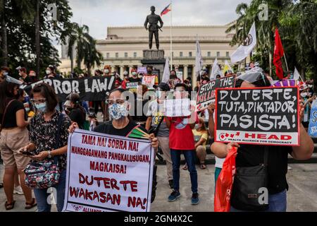 Manila, Philippinen. September 2021. Philippinische Aktivisten halten während eines protestmarsches zum Gedenken an den Jahrestag des Kriegsrechts von 1972 Schilder ab. Verschiedene Gruppen feierten den 49. Jahrestag der Erklärung des Kriegsrechts durch den verstorbenen philippinischen Diktator Ferdinand Marcos mit einem Aufschrei gegen die gegenwärtige Regierung, von der sie sagen, dass sie autoritäre Tendenzen und Menschenrechtsverletzungen habe. Stockfoto