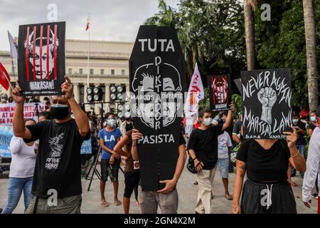 Manila, Philippinen. September 2021. Philippinische Aktivisten halten während eines protestmarsches zum Gedenken an den Jahrestag des Kriegsrechts von 1972 Schilder ab. Verschiedene Gruppen feierten den 49. Jahrestag der Erklärung des Kriegsrechts durch den verstorbenen philippinischen Diktator Ferdinand Marcos mit einem Aufschrei gegen die gegenwärtige Regierung, von der sie sagen, dass sie autoritäre Tendenzen und Menschenrechtsverletzungen habe. Stockfoto