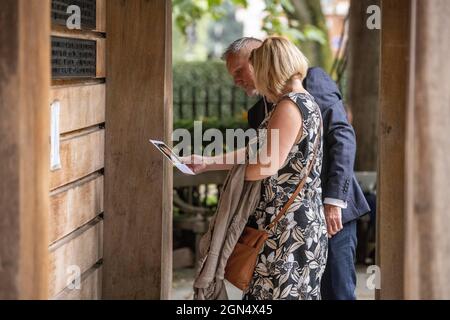 Familien zollen am 20. Jahrestag der Terroranschläge von 9/11 im September 11 Memorial Garden auf dem Londoner Grosvenor Square ihren Respekt. Stockfoto