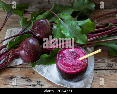 Frischer Smoothie-gepresster Rote-Bete-Saft in einem Glas auf einer Holzoberfläche gesundes Essen, Entgiftung, Diät und vegetarisches Konzept. Stockfoto