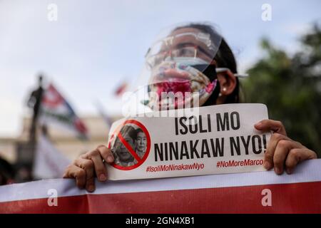 Manila, Philippinen. September 2021. Philippinische Aktivisten halten während eines protestmarsches zum Gedenken an den Jahrestag des Kriegsrechts von 1972 Schilder ab. Verschiedene Gruppen feierten den 49. Jahrestag der Erklärung des Kriegsrechts durch den verstorbenen philippinischen Diktator Ferdinand Marcos mit einem Aufschrei gegen die gegenwärtige Regierung, von der sie sagen, dass sie autoritäre Tendenzen und Menschenrechtsverletzungen habe. Stockfoto