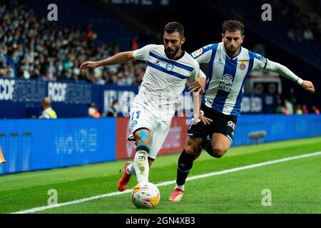 Cornellà, Spanien, am 22. September 2021. SPANIEN, FUSSBALL, LA LIGA SANTANDER, RCDE VS DEPORTIVO ALAVÉS. RCD Espanyol-Spieler (23) Adrián Embarba spielt mit (11) Luis Rja während des La Liga Santander-Spiels zwischen RCD Espanyol und Deportivo Alavés am 22. September 2021 im RCDE-Stadion in Cornellà, Spanien. © Joan Gosa 2021. Quelle: Joan Gosa Badia/Alamy Live News Stockfoto