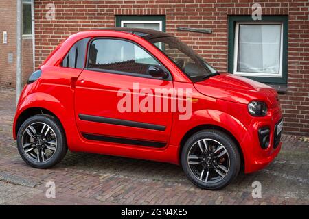 Zandvoort, Nordholland, Niederlande, 12.09.2021, Red Microcar ab 2021 auf der Straße geparkt Stockfoto