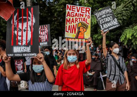 Manila, Philippinen. September 2021. Philippinische Aktivisten halten während eines protestmarsches zum Gedenken an den Jahrestag des Kriegsrechts von 1972 Schilder ab. Verschiedene Gruppen feierten den 49. Jahrestag der Erklärung des Kriegsrechts durch den verstorbenen philippinischen Diktator Ferdinand Marcos mit einem Aufschrei gegen die gegenwärtige Regierung, von der sie sagen, dass sie autoritäre Tendenzen und Menschenrechtsverletzungen habe. Stockfoto