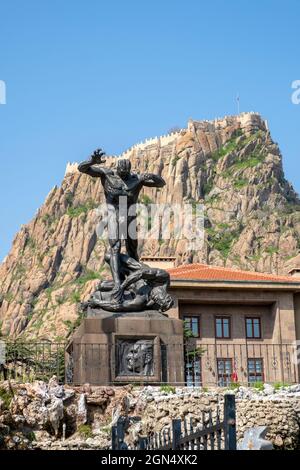 AFYONKARAHISAR, TÜRKEI, APRİL 26,2019:: Afyonkarahisar Castle und Afyon Atatürk Buyuk Utku Monument. Die Burg auf einem vulkanischen Gesteinsmasse gelegen. Stockfoto