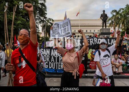 Manila, Philippinen. September 2021. Philippinische Aktivisten halten während eines protestmarsches zum Gedenken an den Jahrestag des Kriegsrechts von 1972 Schilder ab. Verschiedene Gruppen feierten den 49. Jahrestag der Erklärung des Kriegsrechts durch den verstorbenen philippinischen Diktator Ferdinand Marcos mit einem Aufschrei gegen die gegenwärtige Regierung, von der sie sagen, dass sie autoritäre Tendenzen und Menschenrechtsverletzungen habe. Stockfoto