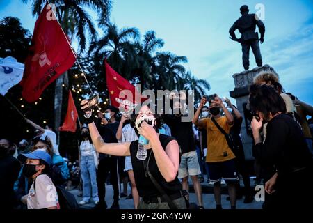 Manila, Philippinen. September 2021. Philippinische Aktivisten halten während eines protestmarsches zum Gedenken an den Jahrestag des Kriegsrechts von 1972 Schilder ab. Verschiedene Gruppen feierten den 49. Jahrestag der Erklärung des Kriegsrechts durch den verstorbenen philippinischen Diktator Ferdinand Marcos mit einem Aufschrei gegen die gegenwärtige Regierung, von der sie sagen, dass sie autoritäre Tendenzen und Menschenrechtsverletzungen habe. Stockfoto