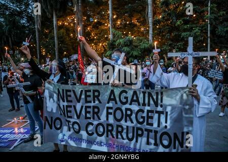 Manila, Philippinen. September 2021. Philippinische Aktivisten halten während eines protestmarsches zum Gedenken an den Jahrestag des Kriegsrechts von 1972 Schilder ab. Verschiedene Gruppen feierten den 49. Jahrestag der Erklärung des Kriegsrechts durch den verstorbenen philippinischen Diktator Ferdinand Marcos mit einem Aufschrei gegen die gegenwärtige Regierung, von der sie sagen, dass sie autoritäre Tendenzen und Menschenrechtsverletzungen habe. Stockfoto