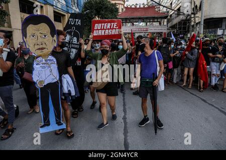 Manila, Philippinen. September 2021. Philippinische Aktivisten halten während eines protestmarsches zum Gedenken an den Jahrestag des Kriegsrechts von 1972 Schilder ab. Verschiedene Gruppen feierten den 49. Jahrestag der Erklärung des Kriegsrechts durch den verstorbenen philippinischen Diktator Ferdinand Marcos mit einem Aufschrei gegen die gegenwärtige Regierung, von der sie sagen, dass sie autoritäre Tendenzen und Menschenrechtsverletzungen habe. Stockfoto