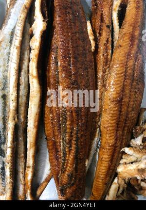 Draufsicht viel geräucherter Aal, Fischhintergrund auf dem Happy International Poke Day. Stockfoto