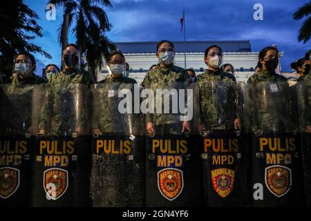 Manila, Philippinen. September 2021. Die Anti-Aufstand-Polizei steht in Formation und blockiert philippinische Aktivisten während eines protestmarsches zum Gedenken an den Jahrestag des Kriegsrechts von 1972. Verschiedene Gruppen feierten den 49. Jahrestag der Erklärung des Kriegsrechts durch den verstorbenen philippinischen Diktator Ferdinand Marcos mit einem Aufschrei gegen die gegenwärtige Regierung, von der sie sagen, dass sie autoritäre Tendenzen und Menschenrechtsverletzungen habe. Stockfoto