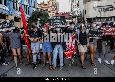 Manila, Philippinen. September 2021. Philippinische Aktivisten halten während eines protestmarsches zum Gedenken an den Jahrestag des Kriegsrechts von 1972 Schilder ab. Verschiedene Gruppen feierten den 49. Jahrestag der Erklärung des Kriegsrechts durch den verstorbenen philippinischen Diktator Ferdinand Marcos mit einem Aufschrei gegen die gegenwärtige Regierung, von der sie sagen, dass sie autoritäre Tendenzen und Menschenrechtsverletzungen habe. Stockfoto