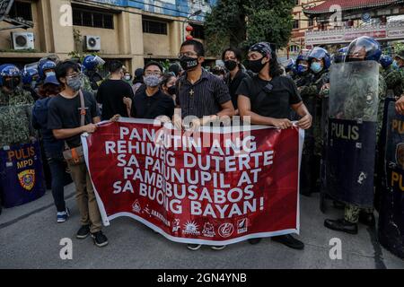 Manila, Philippinen. September 2021. Philippinische Aktivisten halten während eines protestmarsches zum Gedenken an den Jahrestag des Kriegsrechts von 1972 Schilder ab. Verschiedene Gruppen feierten den 49. Jahrestag der Erklärung des Kriegsrechts durch den verstorbenen philippinischen Diktator Ferdinand Marcos mit einem Aufschrei gegen die gegenwärtige Regierung, von der sie sagen, dass sie autoritäre Tendenzen und Menschenrechtsverletzungen habe. Stockfoto