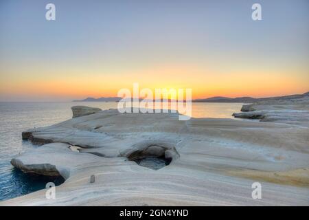 Die weißen Klippen von Sarakiniko Beach bei Sonnenaufgang, Milos, Griechenland Stockfoto