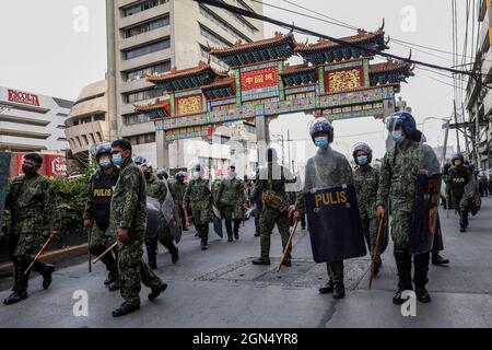 Manila, Philippinen. September 2021. Philippinische Aktivisten halten während eines protestmarsches zum Gedenken an den Jahrestag des Kriegsrechts von 1972 Schilder ab. Verschiedene Gruppen feierten den 49. Jahrestag der Erklärung des Kriegsrechts durch den verstorbenen philippinischen Diktator Ferdinand Marcos mit einem Aufschrei gegen die gegenwärtige Regierung, von der sie sagen, dass sie autoritäre Tendenzen und Menschenrechtsverletzungen habe. Stockfoto