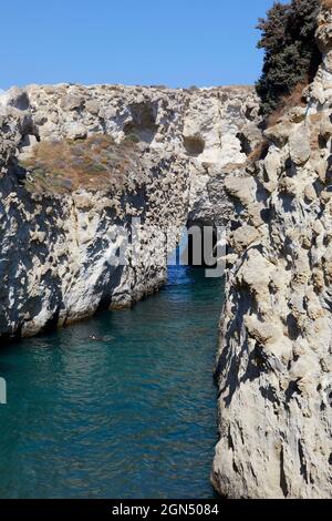 Die Höhle am Strand von Papafragas, Milos, Griechenland Stockfoto