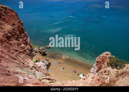 Erhöhter Blick auf den goldenen Paliochori-Strand, Milos, Griechenland Stockfoto