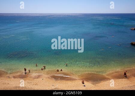 Erhöhter Blick auf den goldenen Paliochori-Strand, Milos, Griechenland Stockfoto