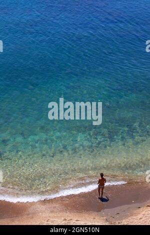 Erhöhter Blick auf den goldenen Paliochori-Strand, Milos, Griechenland Stockfoto