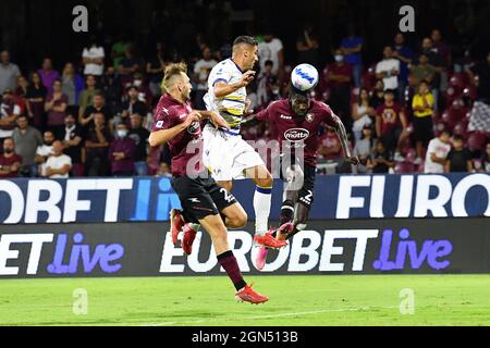 Salerno, Italien. 22. Sep, 2021., Salernitanas Mittelfeldspieler Mamadou Coulibaly springt während des Spiels der US Salernitana gegen Hellas Verona FC, Italienische Fußballserie A in Salerno, Italien, September 22 2021 Quelle: Independent Photo Agency/Alamy Live News Stockfoto