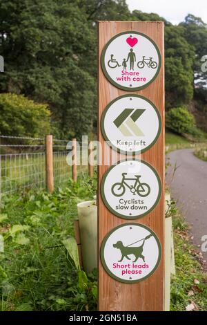 Ein Schild, auf dem die Nutzer darauf hingewiesen werden, den Radweg von Küste zu Küste C2C zwischen Keswick und Threlkeld mit Sorgfalt zu teilen, Cumbria, England, Großbritannien Stockfoto