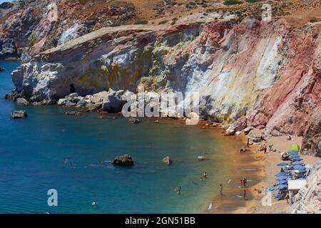 Erhöhter Blick auf den goldenen Paliochori-Strand, Milos, Griechenland Stockfoto