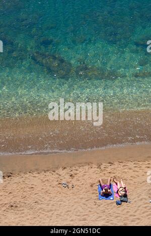 Erhöhter Blick auf den goldenen Paliochori-Strand, Milos, Griechenland Stockfoto