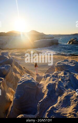 Die weißen Klippen von Sarakiniko Beach bei Sonnenuntergang, Milos, Griechenland Stockfoto