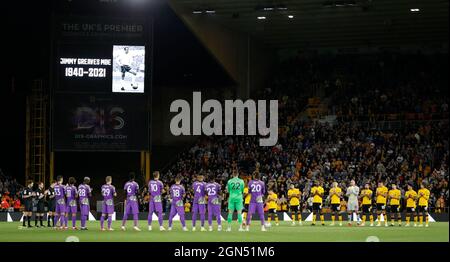 Wolverhampton, England, 22. September 2021. Beide Teams erinnern sich an Jimmy Greaves, der in der vergangenen Woche beim Carabao-Cup-Spiel in Molineux, Wolverhampton, ums Leben kam. Bildnachweis sollte lauten: Darren Staples / Sportimage Credit: Sportimage/Alamy Live News Stockfoto