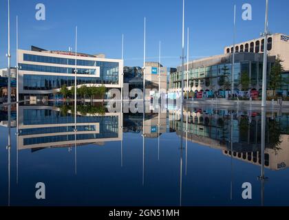 Die neue Fassade der Symphony Hall am Centenary Square in Birmingham, Großbritannien, spiegelt sich in einem Wasserspiel wider. Stockfoto