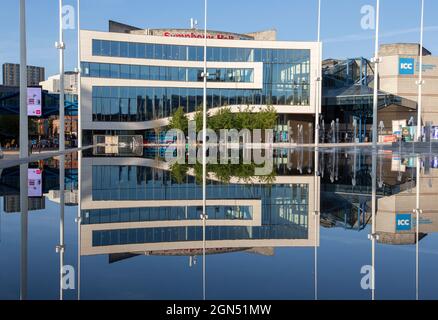 Die neue Fassade der Symphony Hall am Centenary Square in Birmingham, Großbritannien, spiegelt sich in einem Wasserspiel wider. Stockfoto