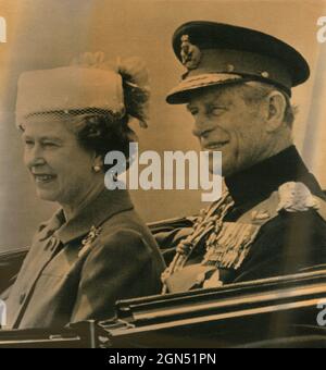 Britische Königin Elizabeth II und Prinz Philip im Royal Car, Großbritannien 1989 Stockfoto