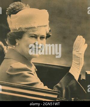 Britische Königin Elizabeth II im Royal Car, Großbritannien 1989 Stockfoto