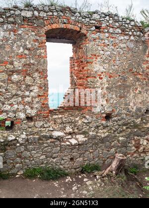 Blick durch das Fenster der Devicky Ruine in die Landschaft des Nove Mlyny Damms, der Region Pavlov und Lednice. Südmähren, Tschechien Stockfoto