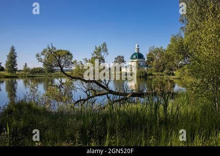 REGION MOSKAU, RUSSLAND - 10. Juni 2021, Kirche des Erzengels Michael im Dorf Tarakanovo, Region Moskau. In dieser Kirche der Dichter Block und Stockfoto