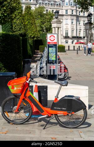 Limette-Elektrofahrrad zum Verleih, in der Nähe einer Santander Cycles Docking Station in Westminster, London, Großbritannien. Öffentliches Fahrradverleihsystem in der City of London. Stockfoto