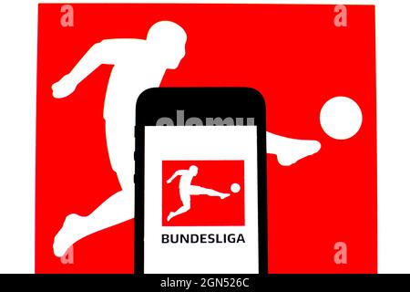 Spanien. September 2021. In dieser Abbildung ist ein Bundesliga-Logo auf einem Smartphone mit einem Bundesliga-Logo im Hintergrund zu sehen. (Foto von Thiago Prudencio/SOPA Images/Sipa USA) Quelle: SIPA USA/Alamy Live News Stockfoto