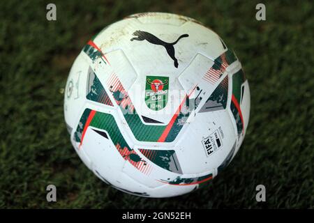 London, Großbritannien. September 2021. Der offizielle Carabao Cup Spielball ist auf dem Gras abgebildet. Carabao Cup 3rd round match, Millwall gegen Leicester City im The Den in London am Mittwoch, den 22. September 2021. Dieses Bild darf nur für redaktionelle Zwecke verwendet werden. Nur zur redaktionellen Verwendung, Lizenz für kommerzielle Nutzung erforderlich. Keine Verwendung bei Wetten, Spielen oder Veröffentlichungen in einem Club/einer Liga/einem Spieler. PIC von Steffan Bowen/Andrew Orchard Sports Photography/Alamy Live News Credit: Andrew Orchard Sports Photography/Alamy Live News Stockfoto