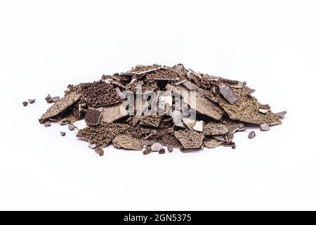 Manganproben, in der Industrie verwendetes, reines Mangan-Metall mit Flocken, isolierter weißer Hintergrund. Stockfoto