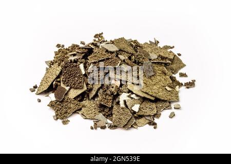 Manganproben, in der Industrie verwendetes, reines Mangan-Metall mit Flocken, isolierter weißer Hintergrund. Stockfoto