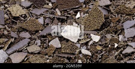 Manganproben, in der Industrie verwendetes, reines Mangan-Metall mit Flocken, isolierter weißer Hintergrund. Stockfoto