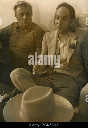 Der italienische Regisseur Federico Fellini und der kanadische Schauspieler Donald Sutherland, 1970er Jahre Stockfoto