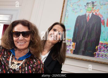 Die belgische Premierministerin Sophie Wilmes und Diane von Furstenberg im Bild bei einem Empfang, bei dem sie die Dekoration des Befehlshabers des Ordes der Krone überreichen Stockfoto