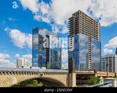 Die Riverwalk Apartments (Nord und Süd) befinden sich im Bau westlich des Logan Square in Philadelphia. Die von Gensler entworfene, gemischte Wohnung überragt das Overloo Stockfoto