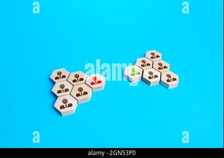 Zwei rivalisierende Gruppen von Geschäftsleuten. Konkurrenz. Konfliktlösung durch Verhandlungen und Kompromissfindung. Konkurrierende Clans. Interethnisch Stockfoto