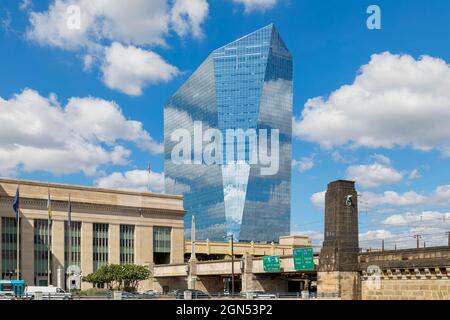 Das CIRA Center, das von Cesar Pelli entworfen wurde, grenzt an den historischen Bahnhof 30th Street in Philadelphia. Die silbernen Glasvorhänge sind tagsüber mit LED-Beleuchtung gespiegelt Stockfoto